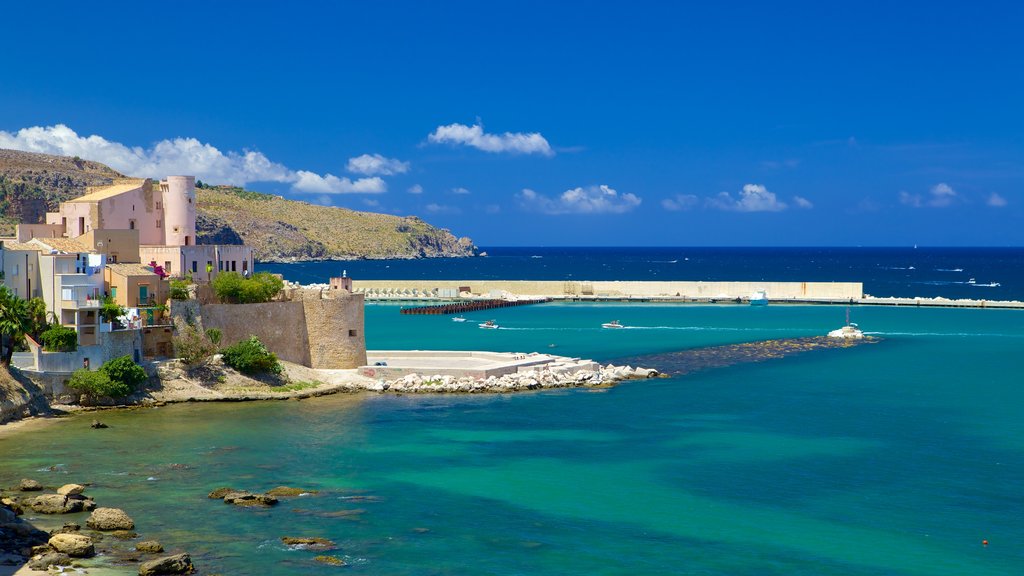 Castellammare del Golfo og byder på tropiske områder, en kystby og klippekystlinje