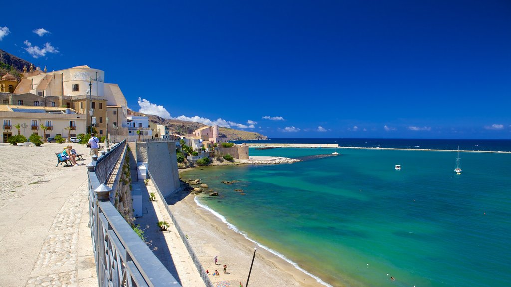 Castellammare del Golfo som viser udsigt over kystområde, en kystby og en strand