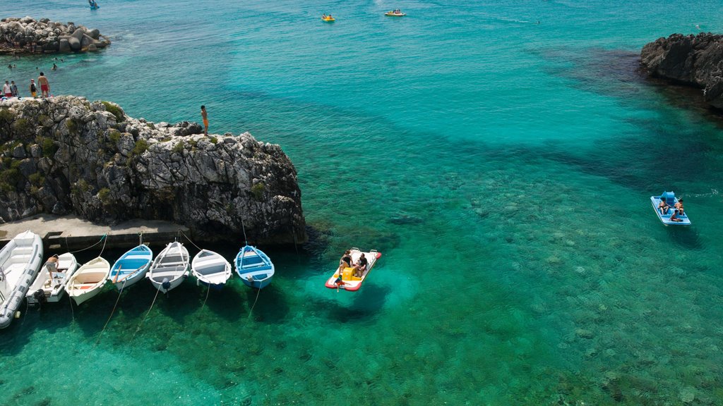 Puglia che include vista della costa, porto turistico e costa frastagliata