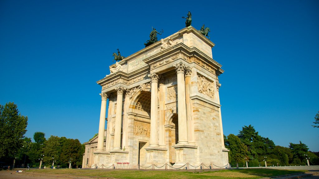 Cổng thành Arco della Pace có tính năng kiến trúc di sản và đài tưởng niệm