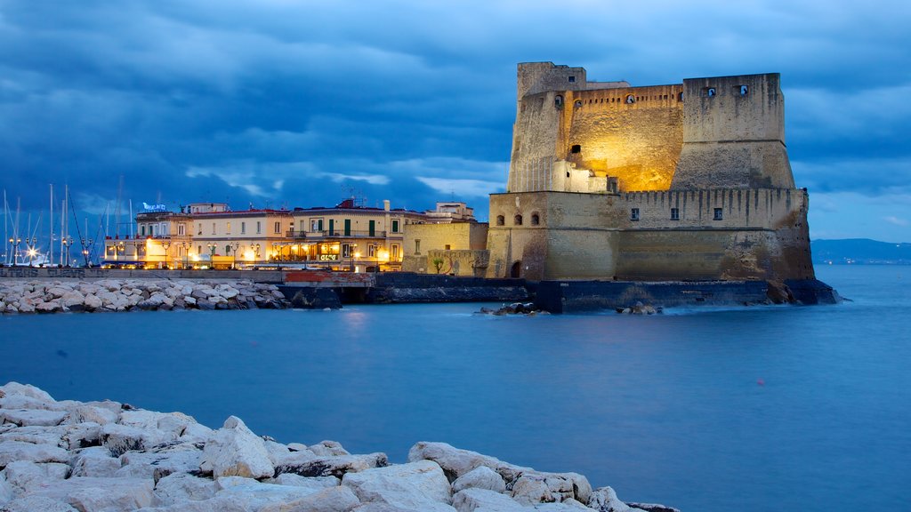 Castel dell\'Ovo caracterizando cenas noturnas, paisagens litorâneas e arquitetura de patrimônio