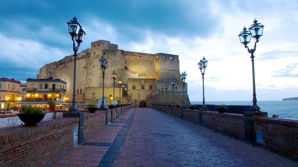 Castel dell\'Ovo caracterizando elementos de patrimônio, paisagens litorâneas e um castelo