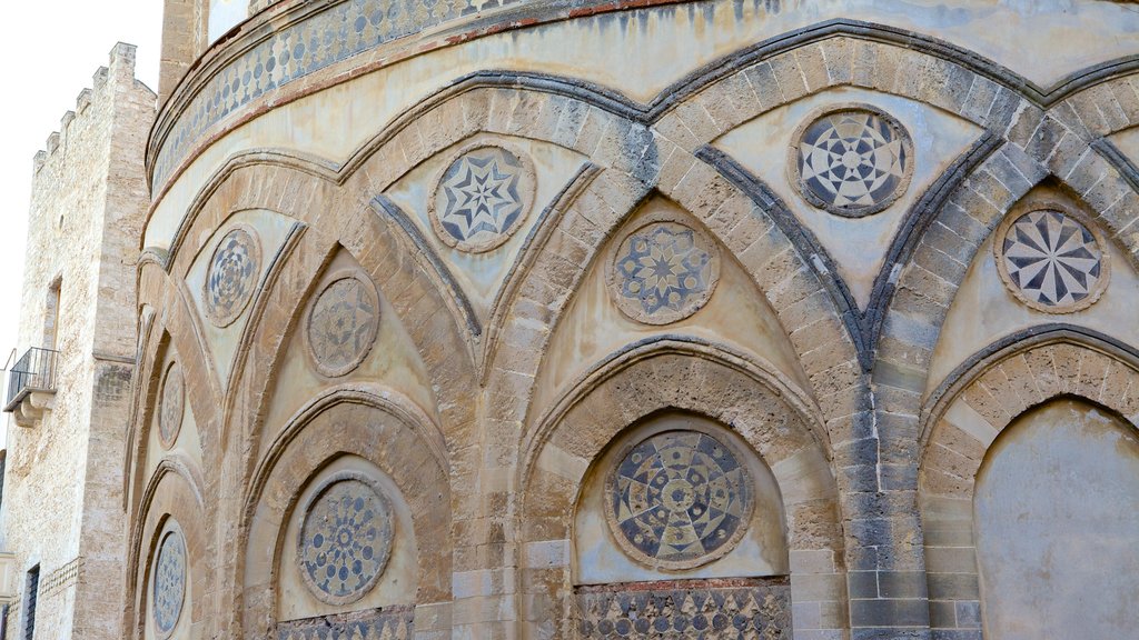 Cattedrale di Monreale caratteristiche di architettura d\'epoca e chiesa o cattedrale