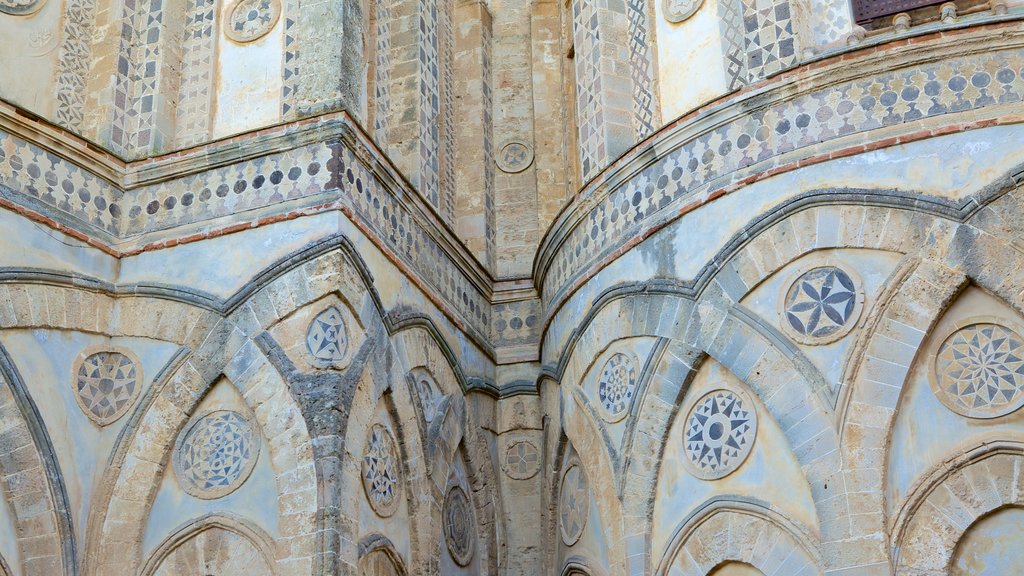 Catedral de Monreale mostrando patrimonio de arquitectura y una iglesia o catedral