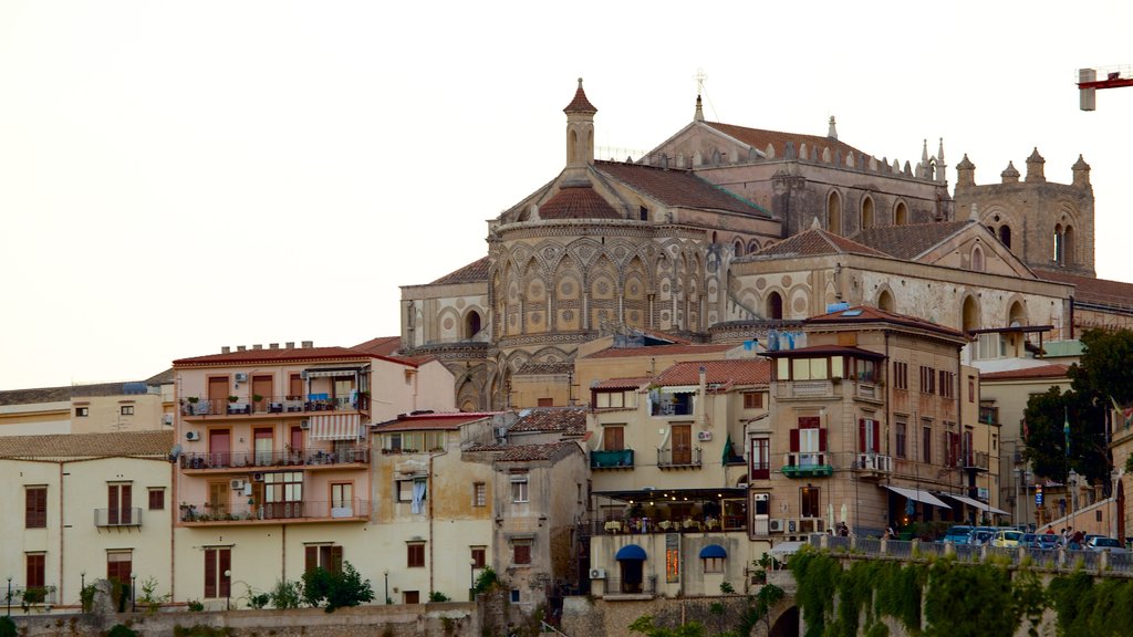 Catedral de Monreale que incluye arquitectura patrimonial y una iglesia o catedral