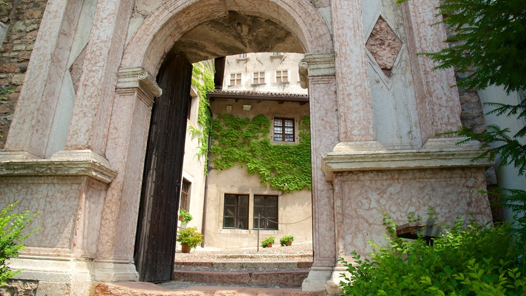 Castello del Buonconsiglio ofreciendo un castillo y patrimonio de arquitectura