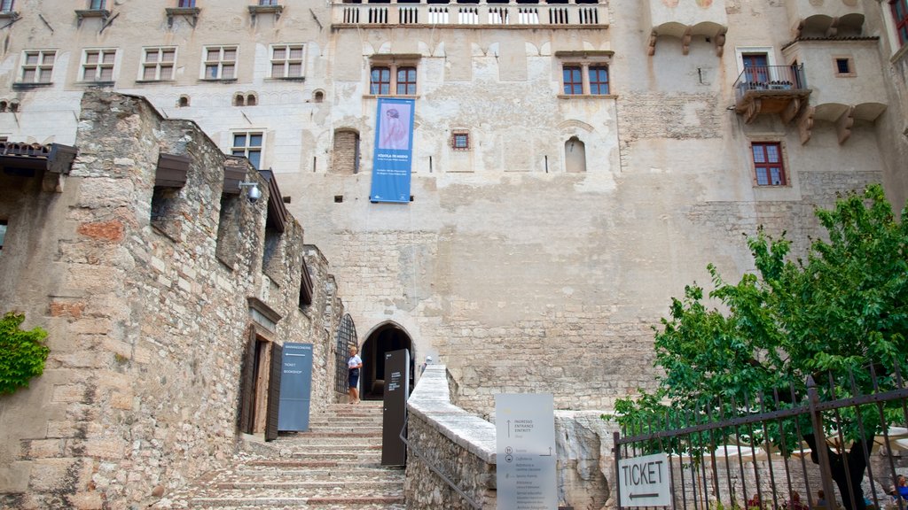 Castello del Buonconsiglio que incluye un castillo y arquitectura patrimonial