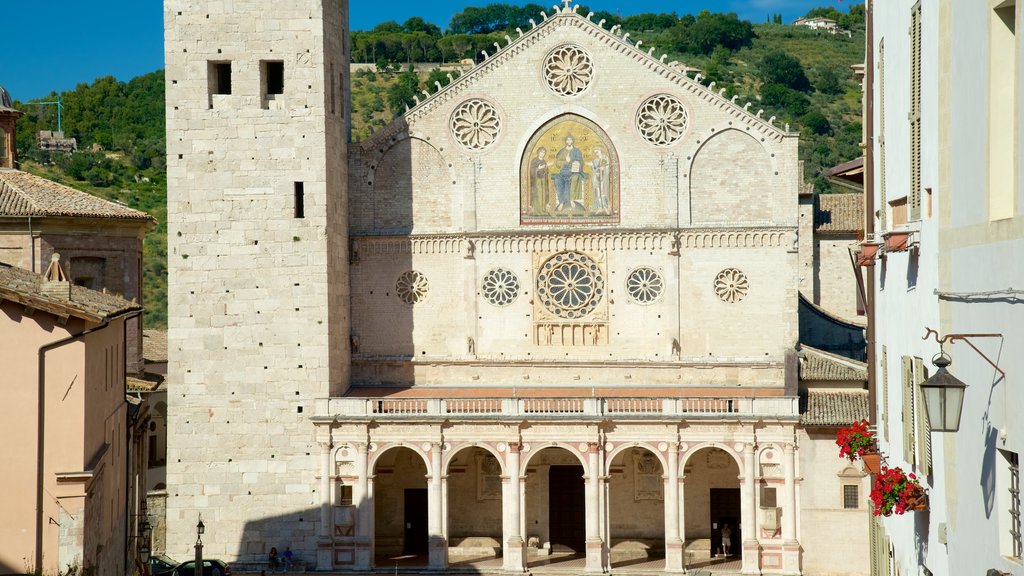 Catedral de Santa Maria Assunta , Spoleto, Italia ofreciendo una iglesia o catedral y arquitectura patrimonial