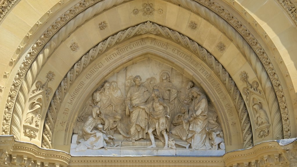 Catedral de Arezzo ofreciendo elementos religiosos, arquitectura patrimonial y una iglesia o catedral