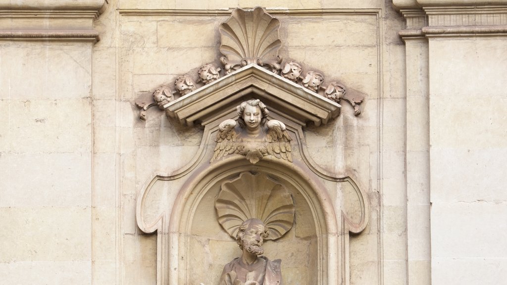 Taranto que incluye una estatua o escultura, elementos religiosos y una iglesia o catedral