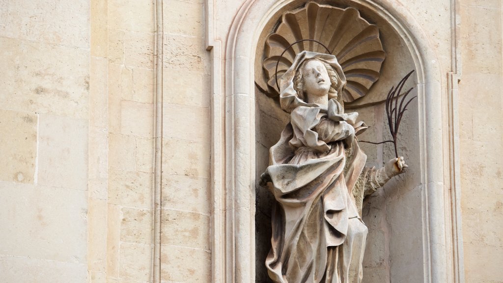 Taranto mostrando una iglesia o catedral, una estatua o escultura y aspectos religiosos