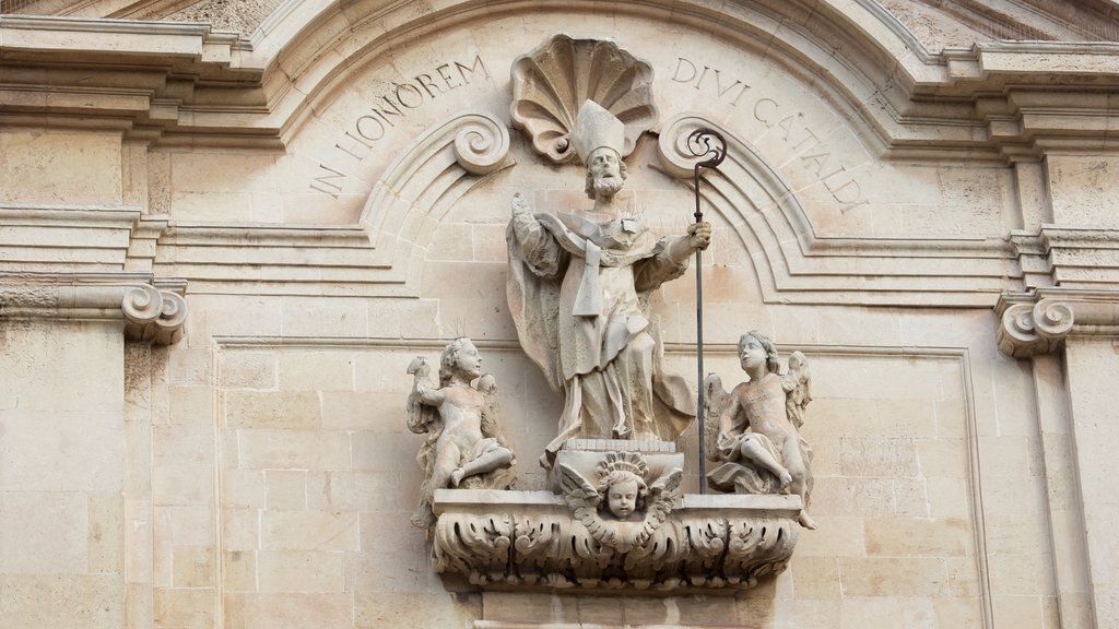 Taranto ofreciendo una iglesia o catedral, una estatua o escultura y aspectos religiosos