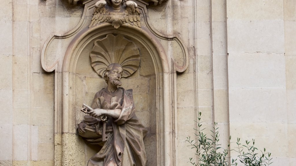 Taranto que incluye una estatua o escultura y una iglesia o catedral