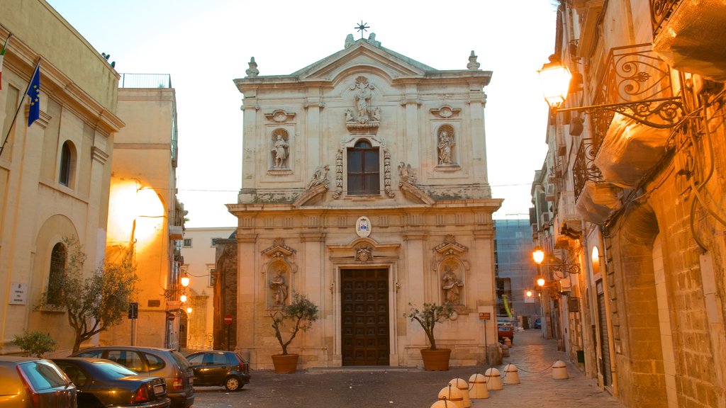 Taranto que incluye una iglesia o catedral, imágenes de calles y arquitectura patrimonial