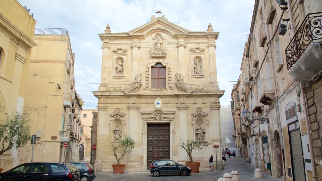 Taranto mostrando escenas urbanas, patrimonio de arquitectura y una iglesia o catedral