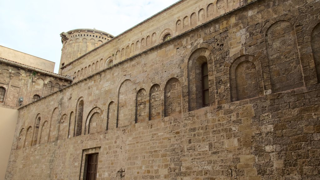 Taranto ofreciendo patrimonio de arquitectura y una iglesia o catedral