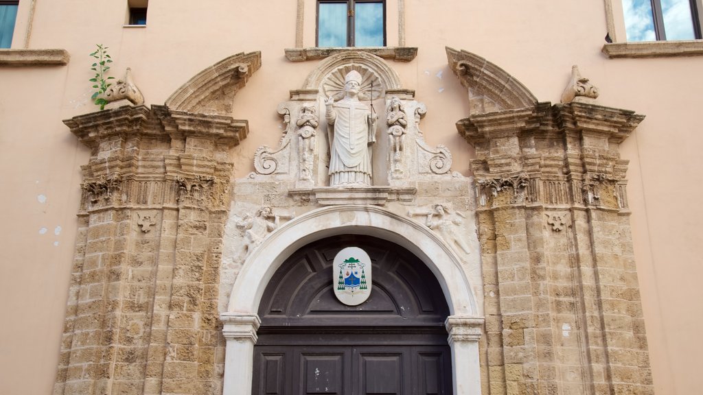 Taranto que incluye una iglesia o catedral y elementos religiosos