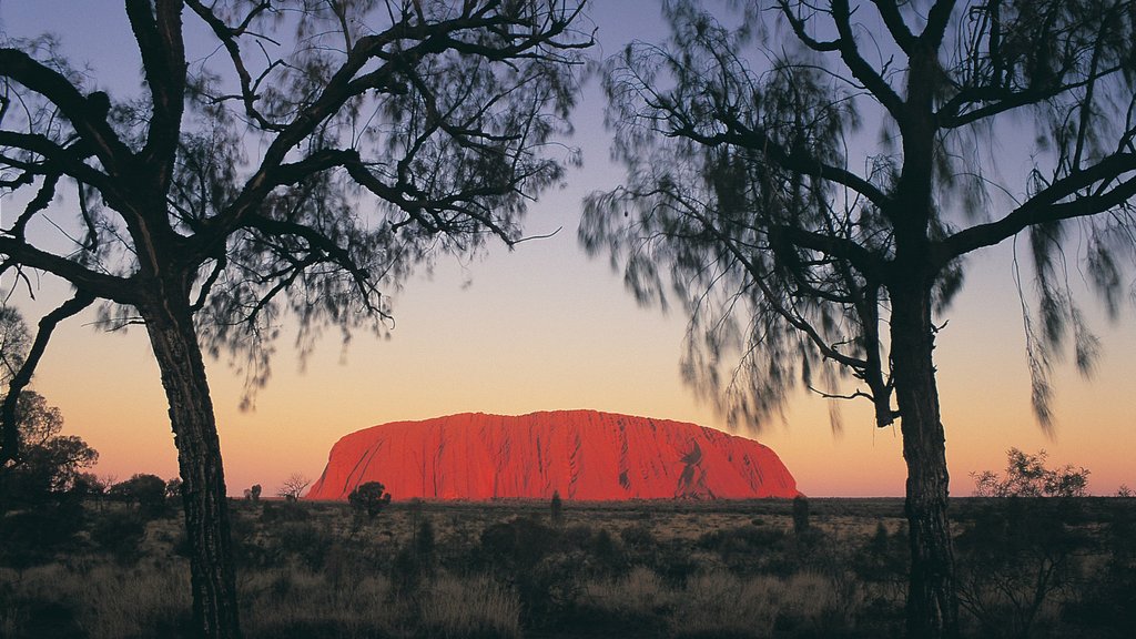 Red Centre ofreciendo escenas tranquilas, montañas y un atardecer