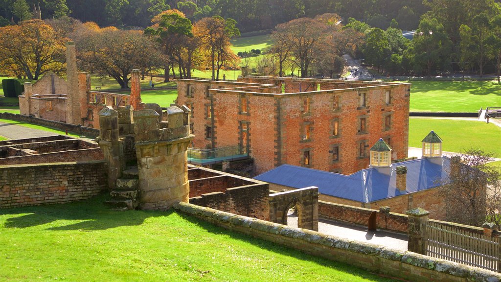 Port Arthur Historic Site que inclui elementos de patrimônio, um pequeno castelo ou palácio e ruínas de edifício