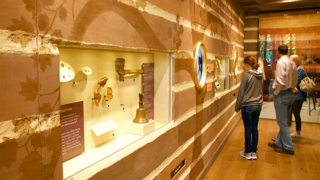 Museo de Historia de la Iglesia mostrando vista interna y también un pequeño grupo de personas