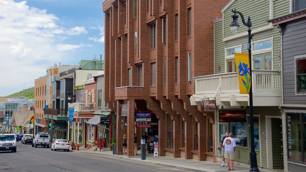 Park City mostrando arquitectura moderna, una pequeña ciudad o aldea y imágenes de calles