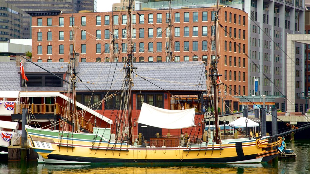 Boston Tea Party Ship & Museum welches beinhaltet Bootfahren und Bucht oder Hafen