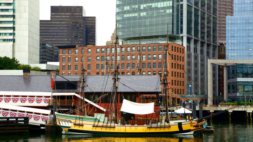 Boston Tea Party Ship que incluye una bahía o un puerto y botes