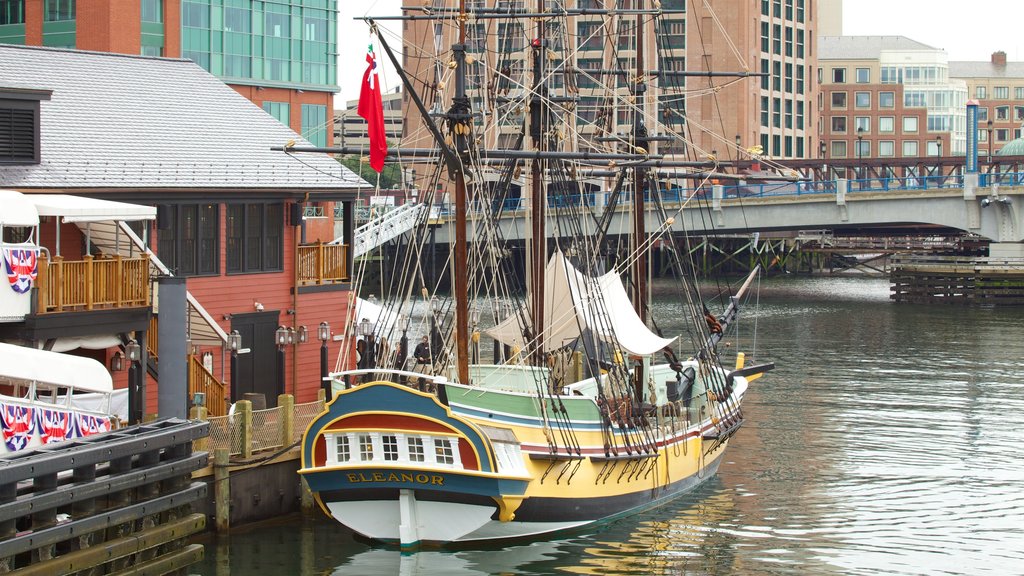 Boston Tea Party Ship mostrando una bahía o un puerto, botes y un puente