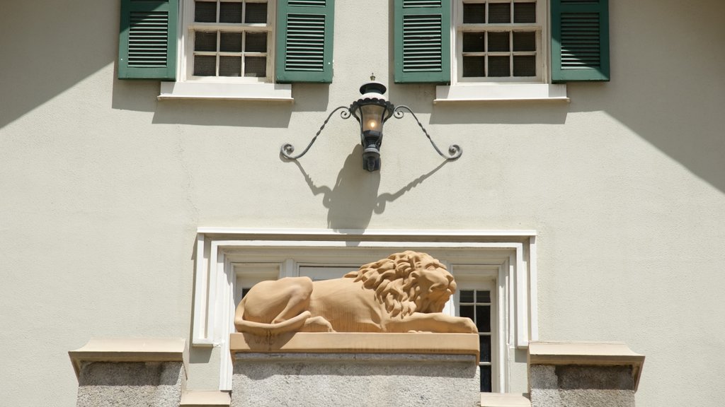 Lion House og byder på historiske bygningsværker