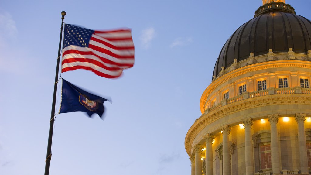 Utah State Capitol ofreciendo un atardecer, arquitectura patrimonial y un edificio administrativo