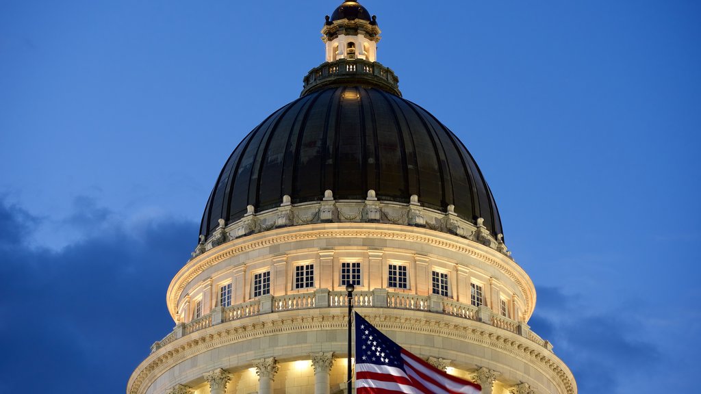 Utah State Capitol ofreciendo un edificio administrativo, escenas de noche y arquitectura patrimonial