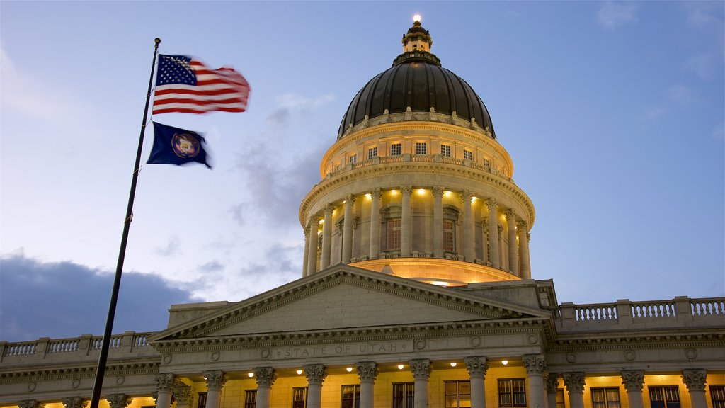 Utah State Capitol ofreciendo patrimonio de arquitectura, una puesta de sol y un edificio administrativo