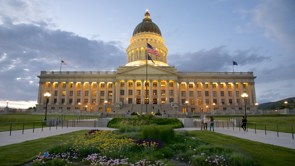 Utah State Capitol som omfatter en administrativ bygning, historiske bygningsværker og en solnedgang