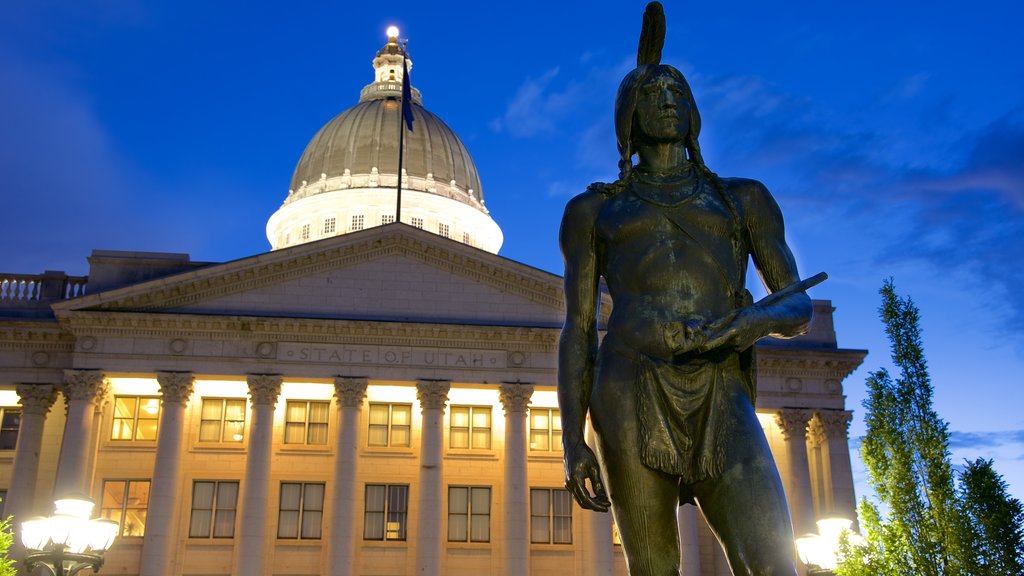 Utah State Capitol que incluye una estatua o escultura, arquitectura patrimonial y escenas de noche