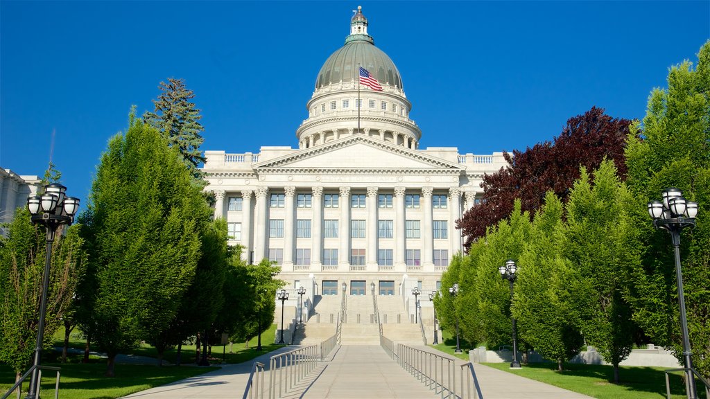 Capitólio Estadual de Utah que inclui arquitetura de patrimônio e um edifício administrativo