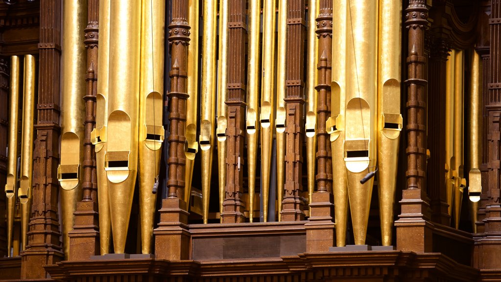 Salt Lake Assembly Hall ofreciendo vista interna y música