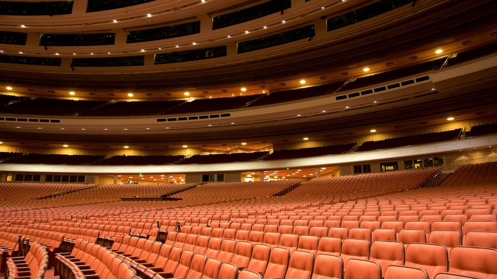 Conference Center que incluye escenas de teatro y vistas interiores