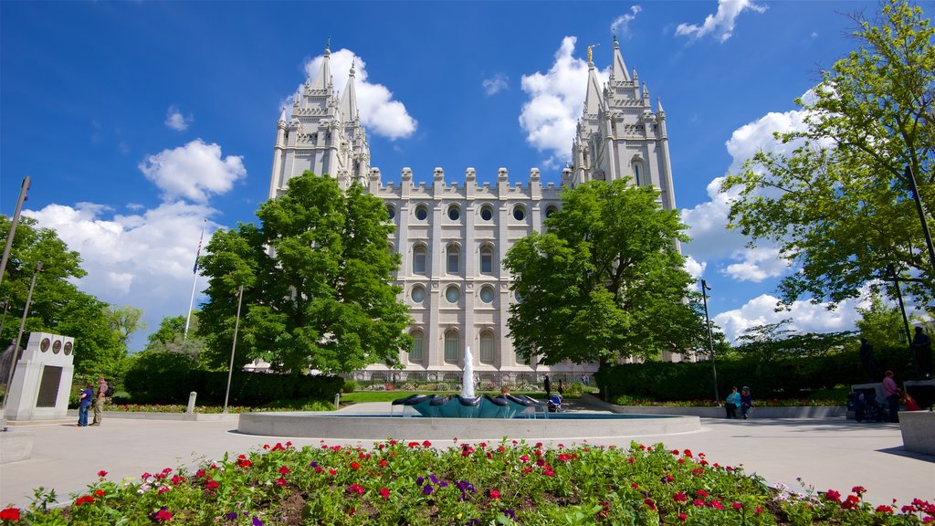 Salt Lake Temple som viser en plads eller et torv og historiske bygningsværker