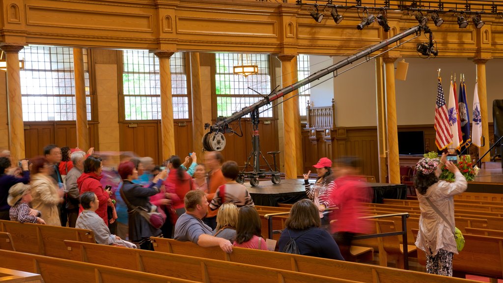 Tabernacle qui includes scènes intérieures aussi bien que un petit groupe de personnes