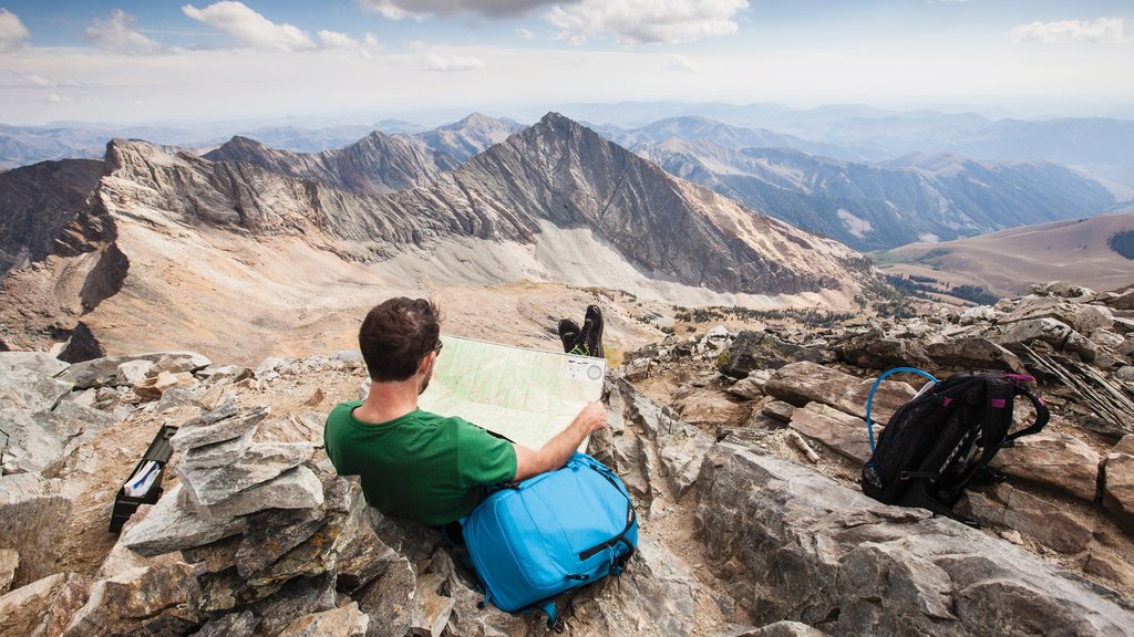 Sun Valley montrant montagnes aussi bien que un homme seul