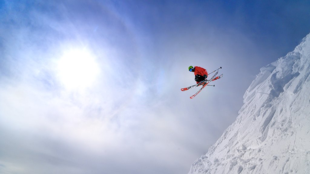 Sun Valley showing snow and snow skiing