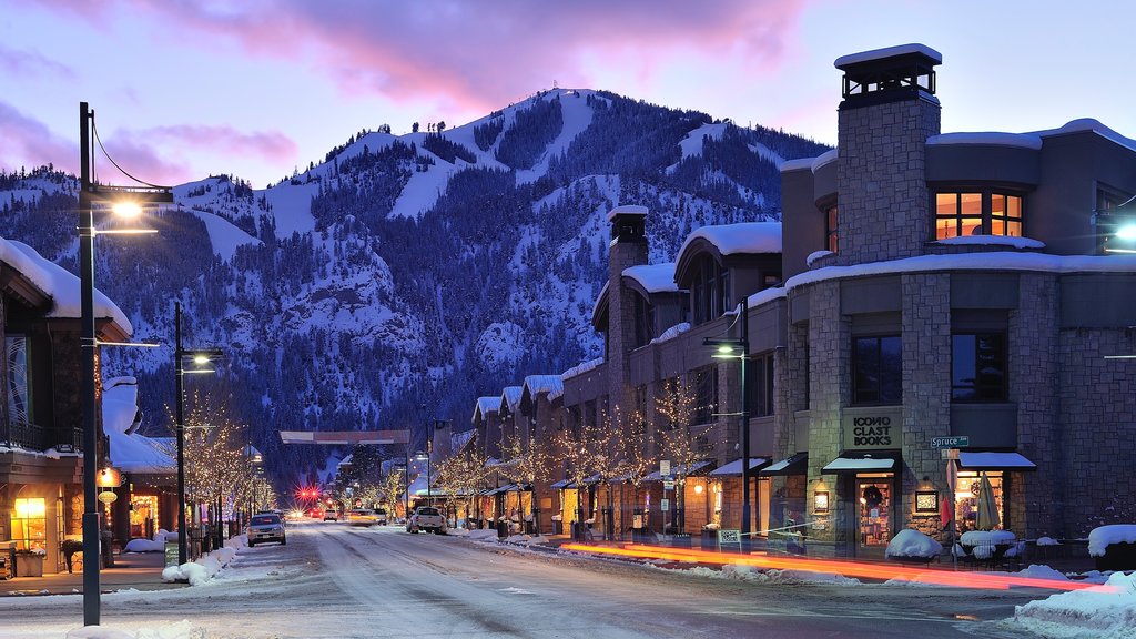 Sun Valley que incluye una pequeña ciudad o pueblo y nieve