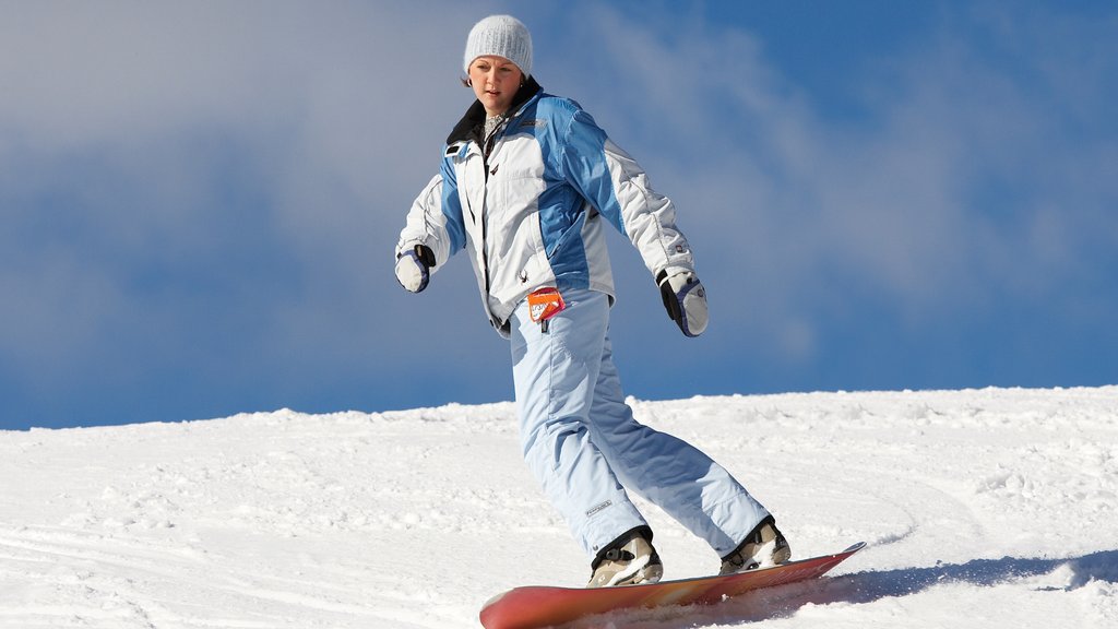 Grayling caracterizando neve e esqui na neve assim como uma mulher sozinha