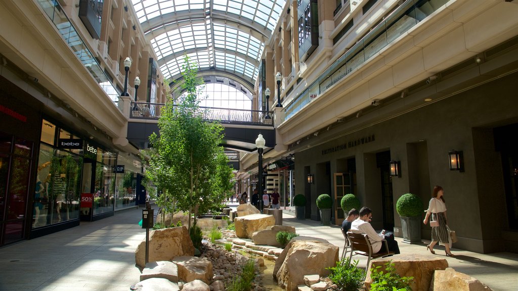 City Creek Center showing shopping