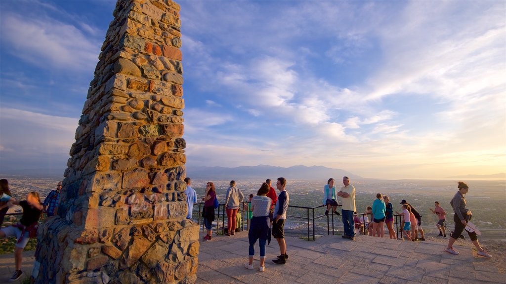 Ensign Peak Nature Park og byder på udsigt såvel som en lille gruppe mennesker