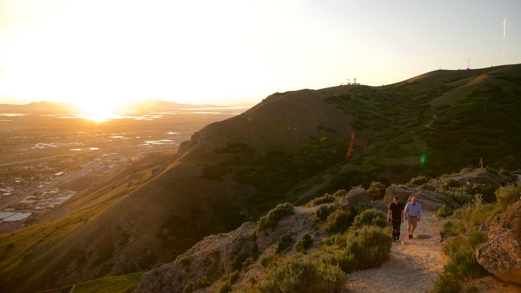 Parque natural Ensign Peak que incluye un atardecer, caminatas y escenas tranquilas