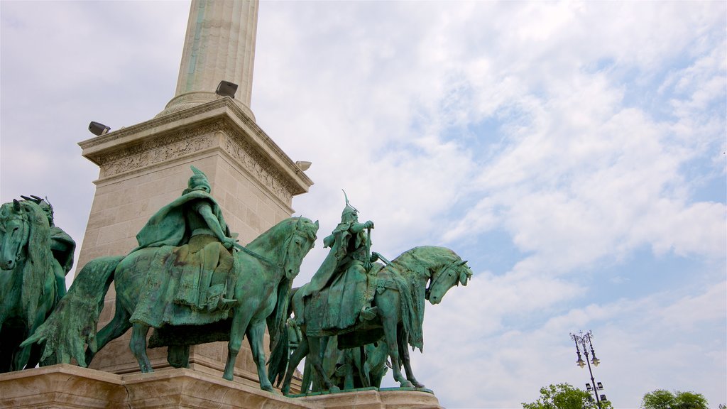 Heroe\'s Square which includes a monument and a statue or sculpture