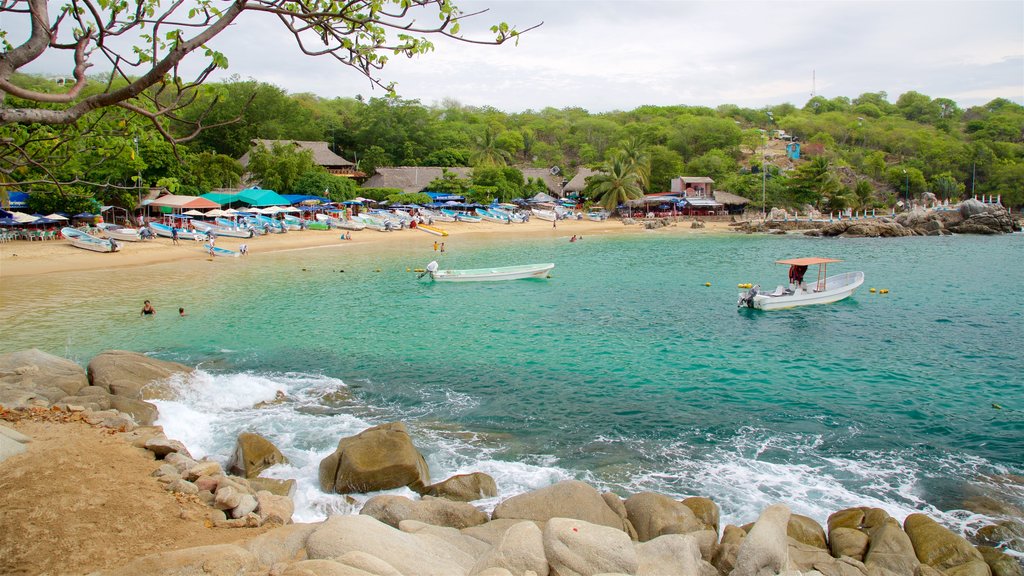 Playa Puerto Angelito mostrando escenas tranquilas, costa escarpada y vistas generales de la costa