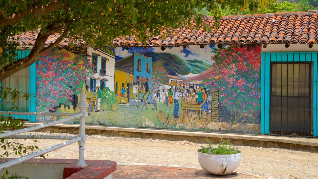 Copala que incluye arte al aire libre y una pequeña ciudad o pueblo