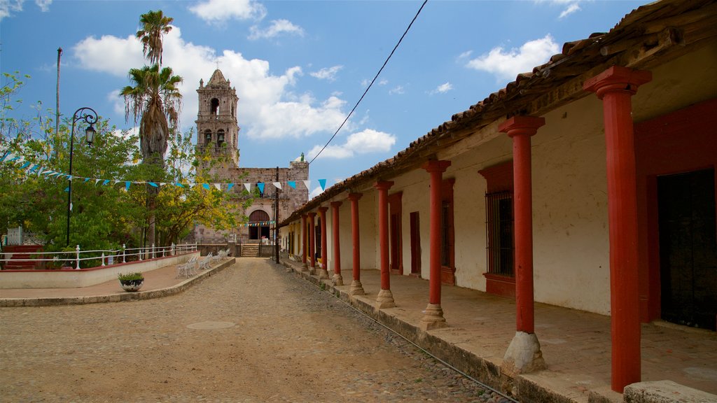 Copala featuring a small town or village and a church or cathedral